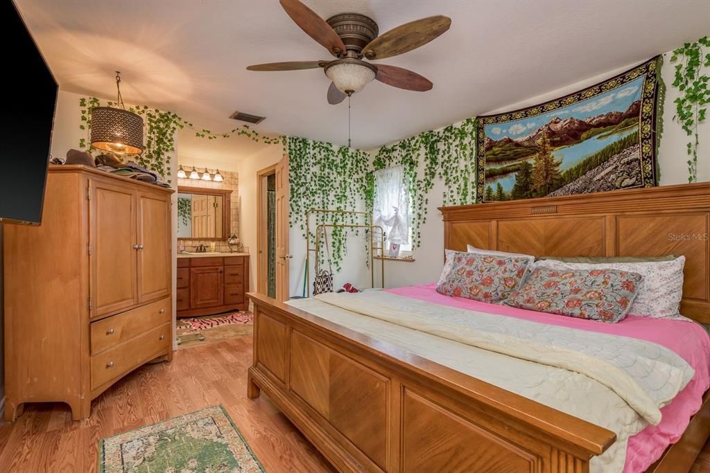 合同活跃: $429,900 (3 贝兹, 2 浴室, 1858 平方英尺)