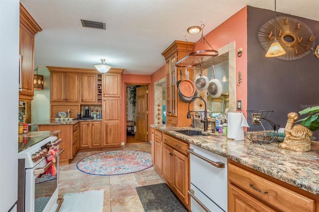 合同活跃: $429,900 (3 贝兹, 2 浴室, 1858 平方英尺)