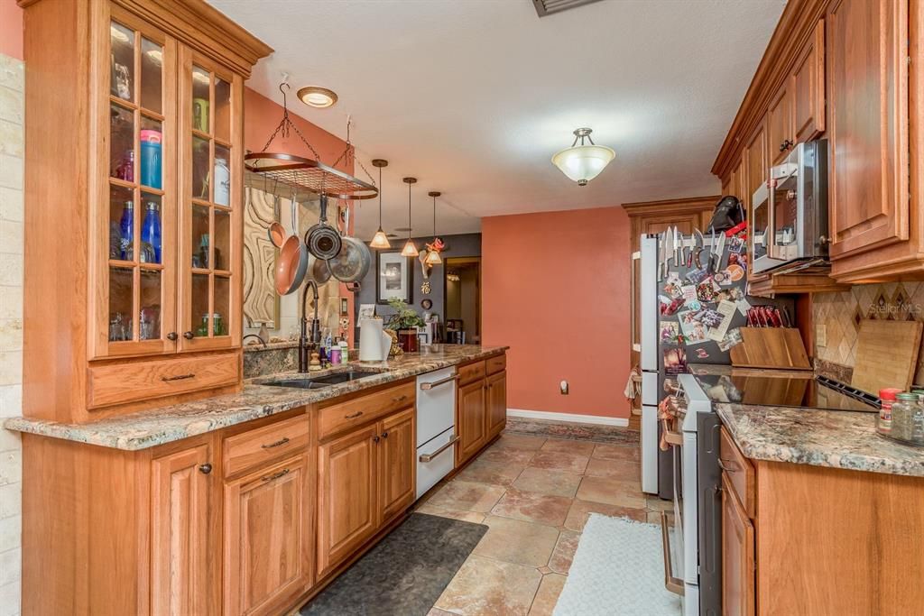 合同活跃: $429,900 (3 贝兹, 2 浴室, 1858 平方英尺)