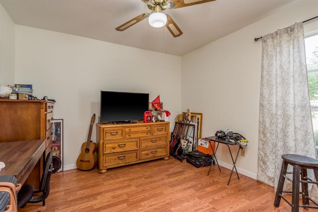 合同活跃: $429,900 (3 贝兹, 2 浴室, 1858 平方英尺)