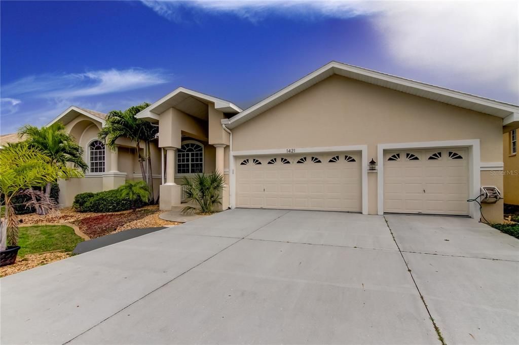 合同活跃: $4,000 (3 贝兹, 2 浴室, 1882 平方英尺)