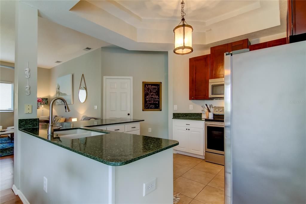 合同活跃: $4,000 (3 贝兹, 2 浴室, 1882 平方英尺)