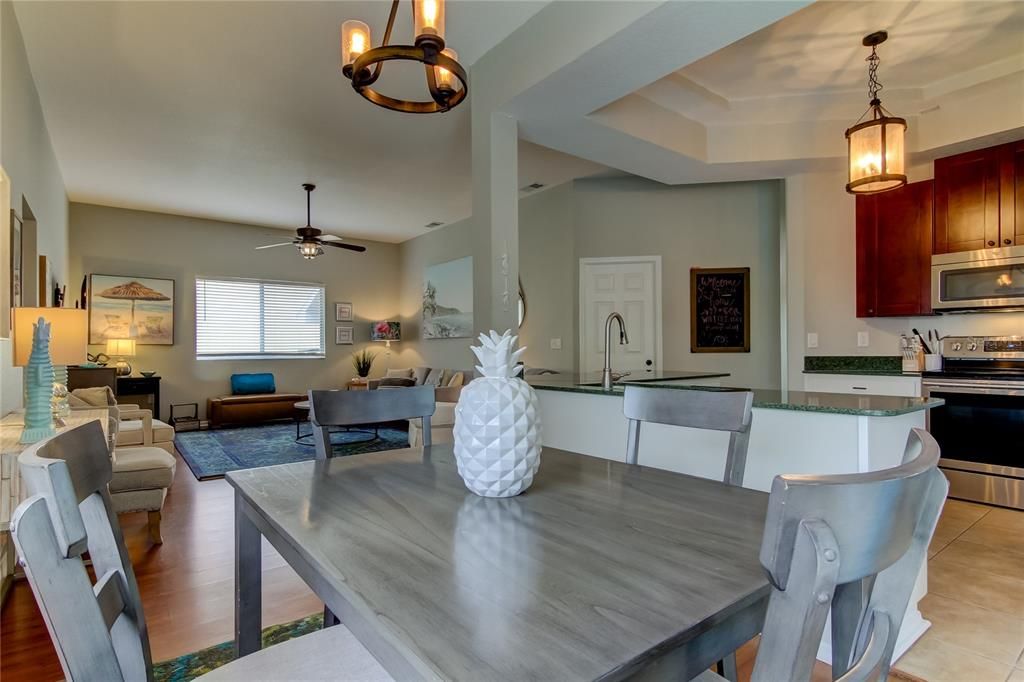 合同活跃: $4,000 (3 贝兹, 2 浴室, 1882 平方英尺)