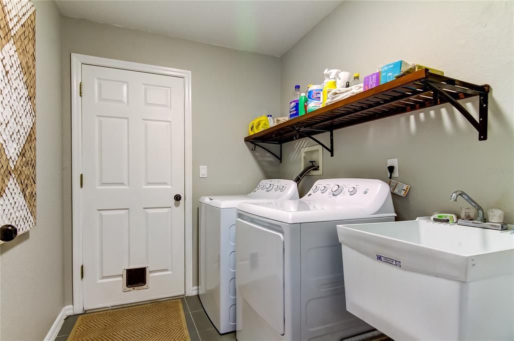 合同活跃: $4,000 (3 贝兹, 2 浴室, 1882 平方英尺)