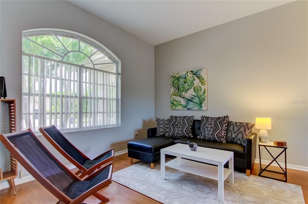 合同活跃: $4,000 (3 贝兹, 2 浴室, 1882 平方英尺)