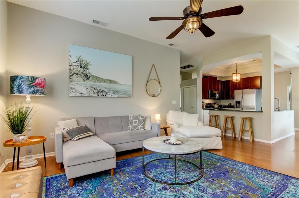 合同活跃: $4,000 (3 贝兹, 2 浴室, 1882 平方英尺)