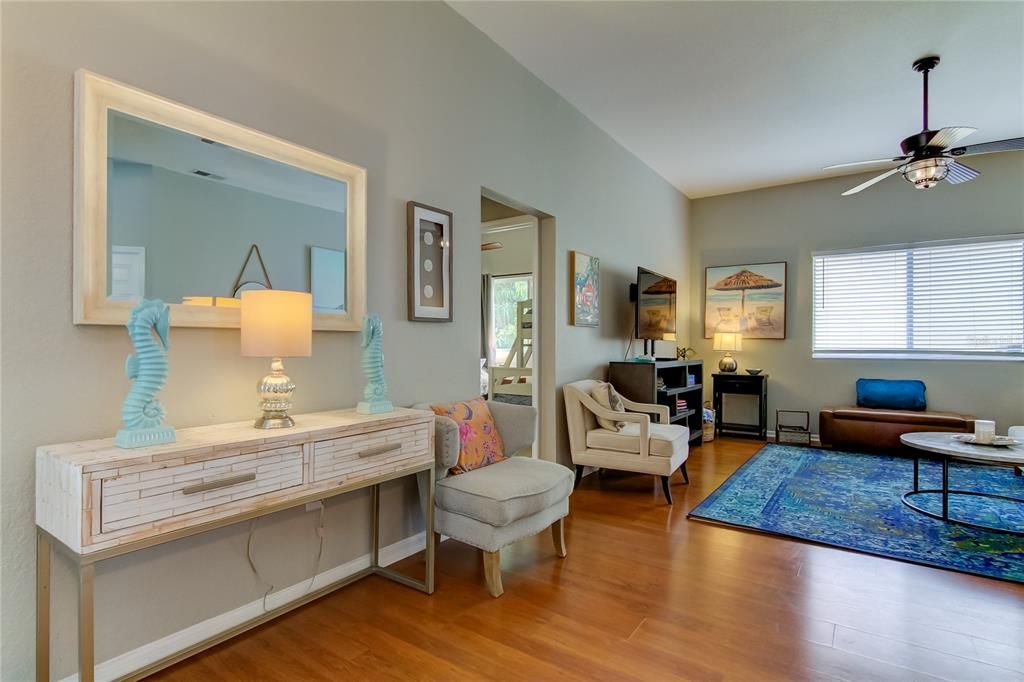 合同活跃: $4,000 (3 贝兹, 2 浴室, 1882 平方英尺)