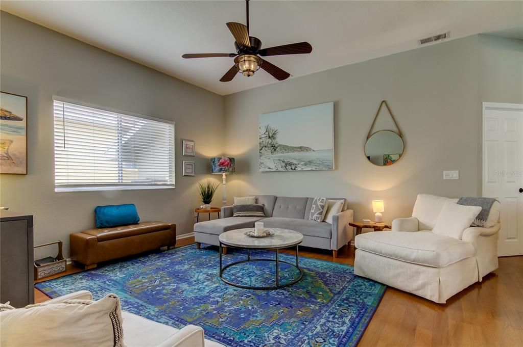 合同活跃: $4,000 (3 贝兹, 2 浴室, 1882 平方英尺)