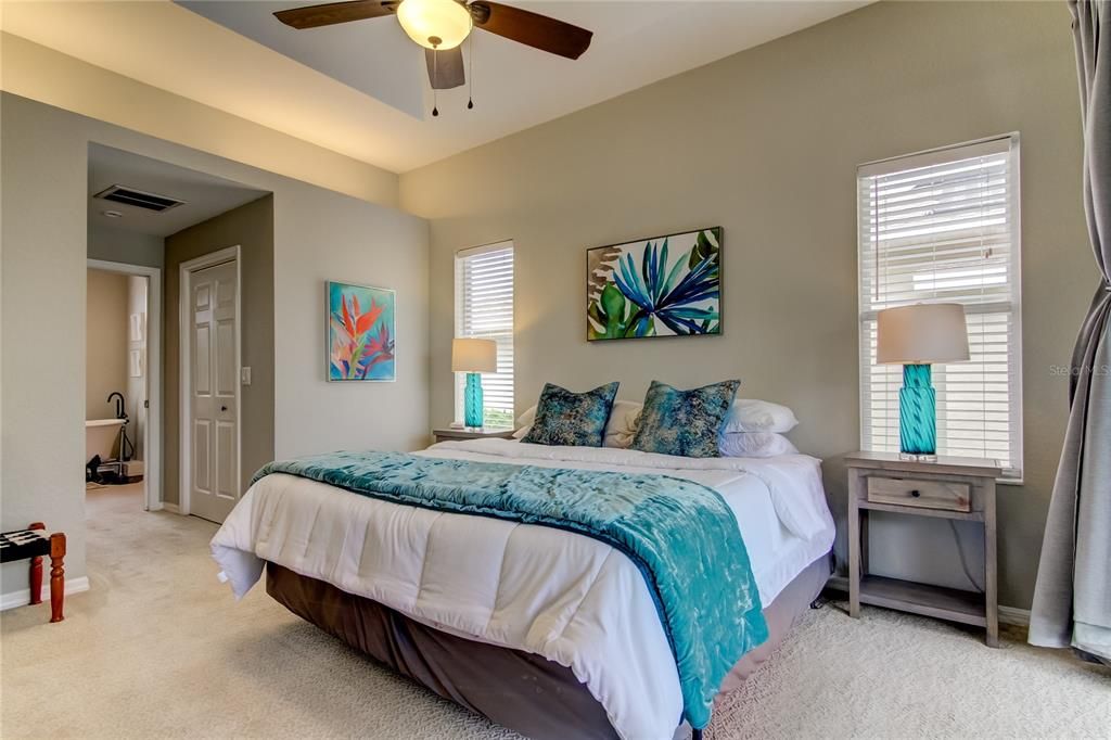 合同活跃: $4,000 (3 贝兹, 2 浴室, 1882 平方英尺)