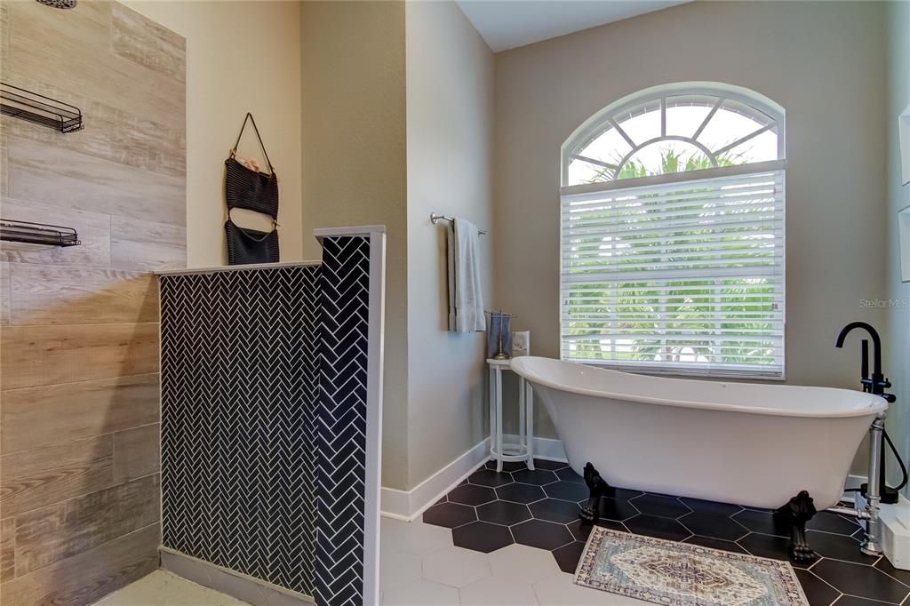 合同活跃: $4,000 (3 贝兹, 2 浴室, 1882 平方英尺)