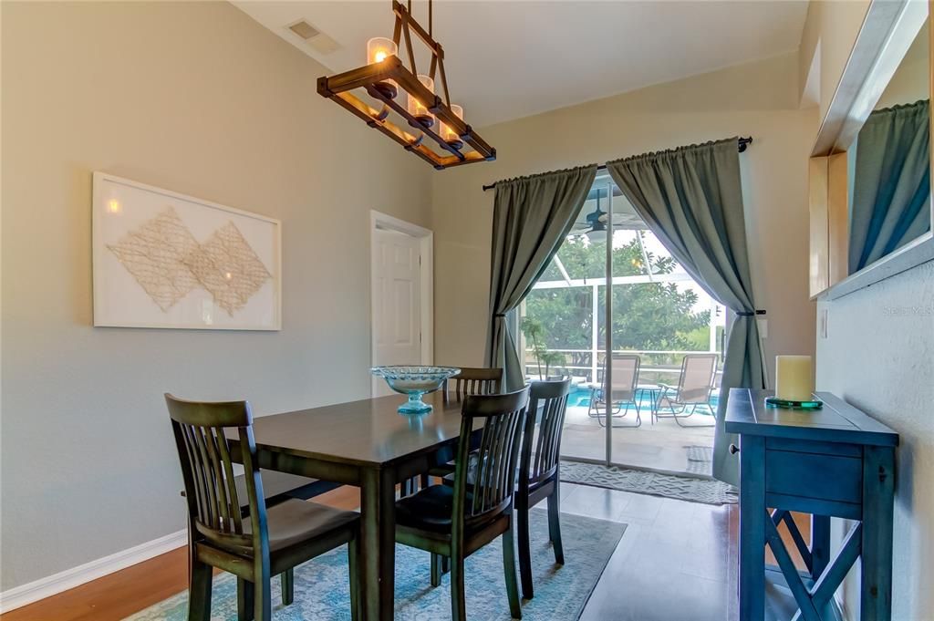 合同活跃: $4,000 (3 贝兹, 2 浴室, 1882 平方英尺)