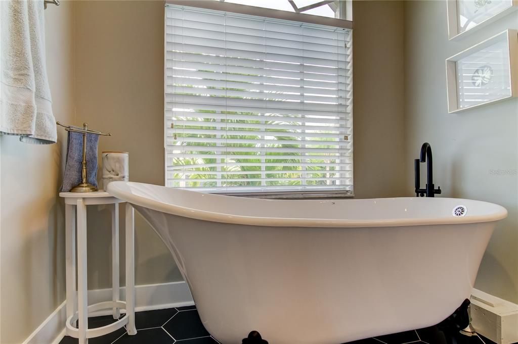 合同活跃: $4,000 (3 贝兹, 2 浴室, 1882 平方英尺)