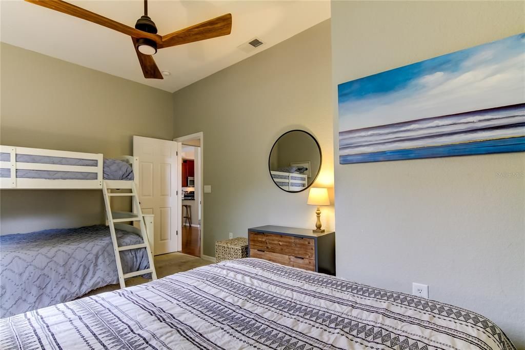 合同活跃: $4,000 (3 贝兹, 2 浴室, 1882 平方英尺)