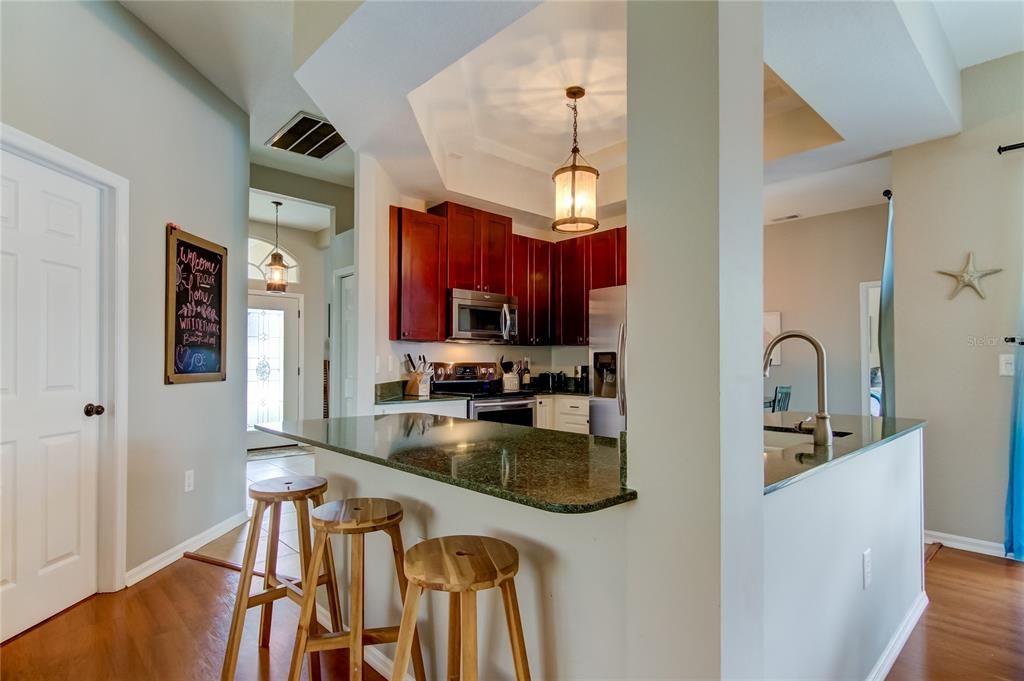 合同活跃: $4,000 (3 贝兹, 2 浴室, 1882 平方英尺)