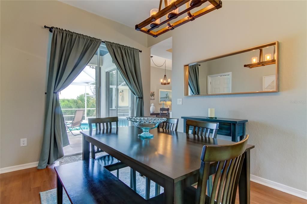 合同活跃: $4,000 (3 贝兹, 2 浴室, 1882 平方英尺)