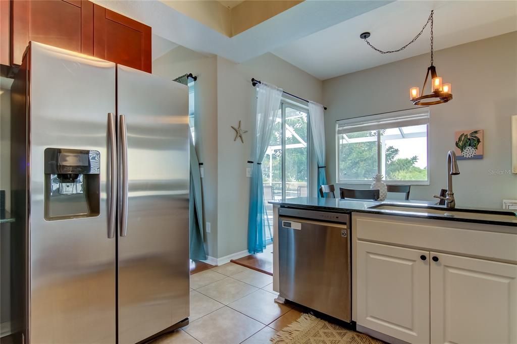 合同活跃: $4,000 (3 贝兹, 2 浴室, 1882 平方英尺)