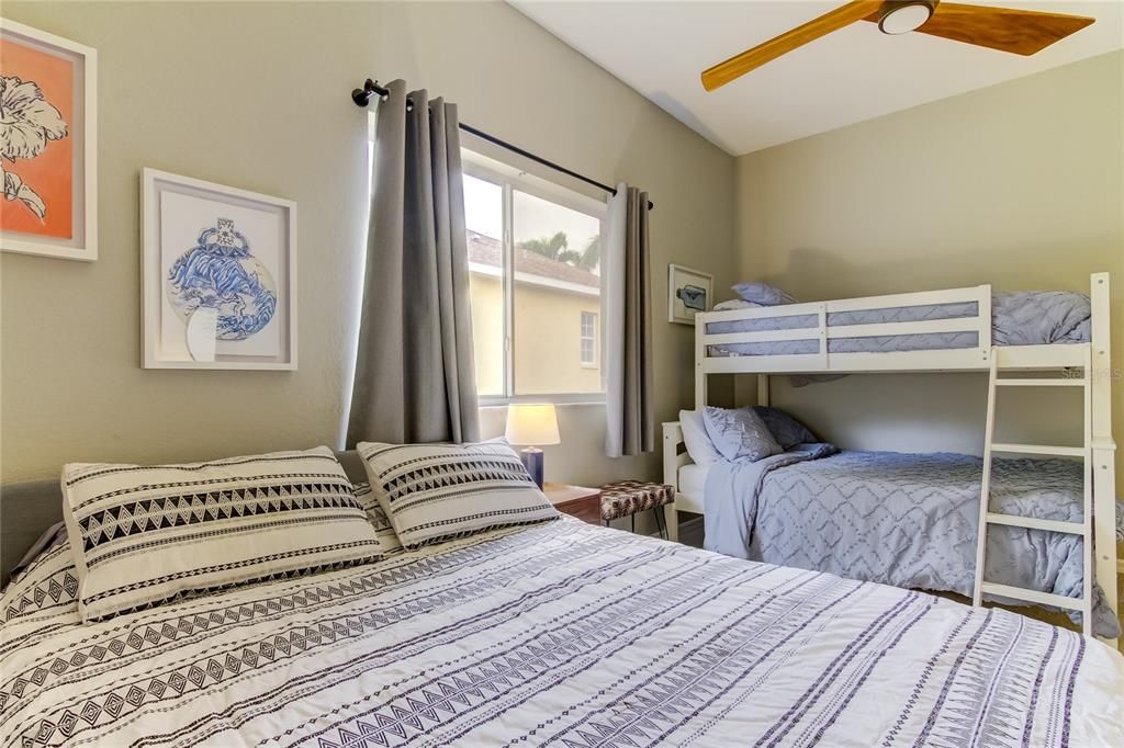 合同活跃: $4,000 (3 贝兹, 2 浴室, 1882 平方英尺)