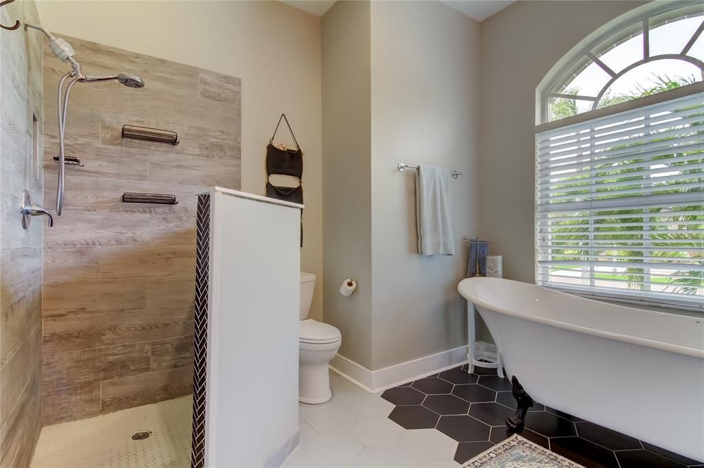 合同活跃: $4,000 (3 贝兹, 2 浴室, 1882 平方英尺)