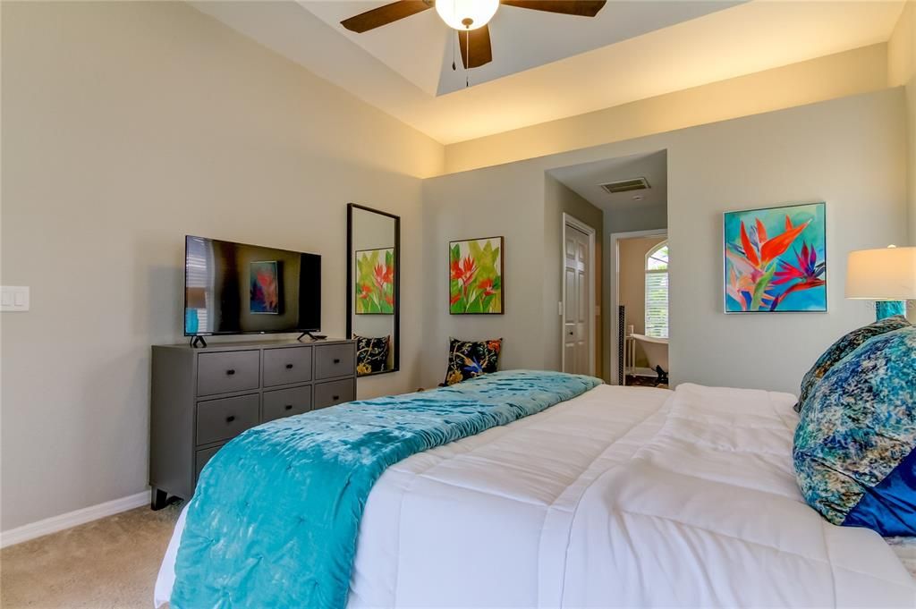 合同活跃: $4,000 (3 贝兹, 2 浴室, 1882 平方英尺)