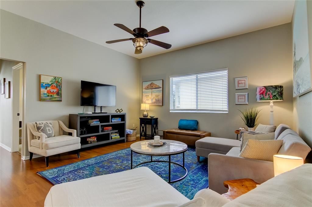 合同活跃: $4,000 (3 贝兹, 2 浴室, 1882 平方英尺)