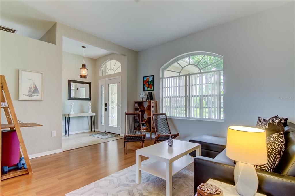 合同活跃: $4,000 (3 贝兹, 2 浴室, 1882 平方英尺)