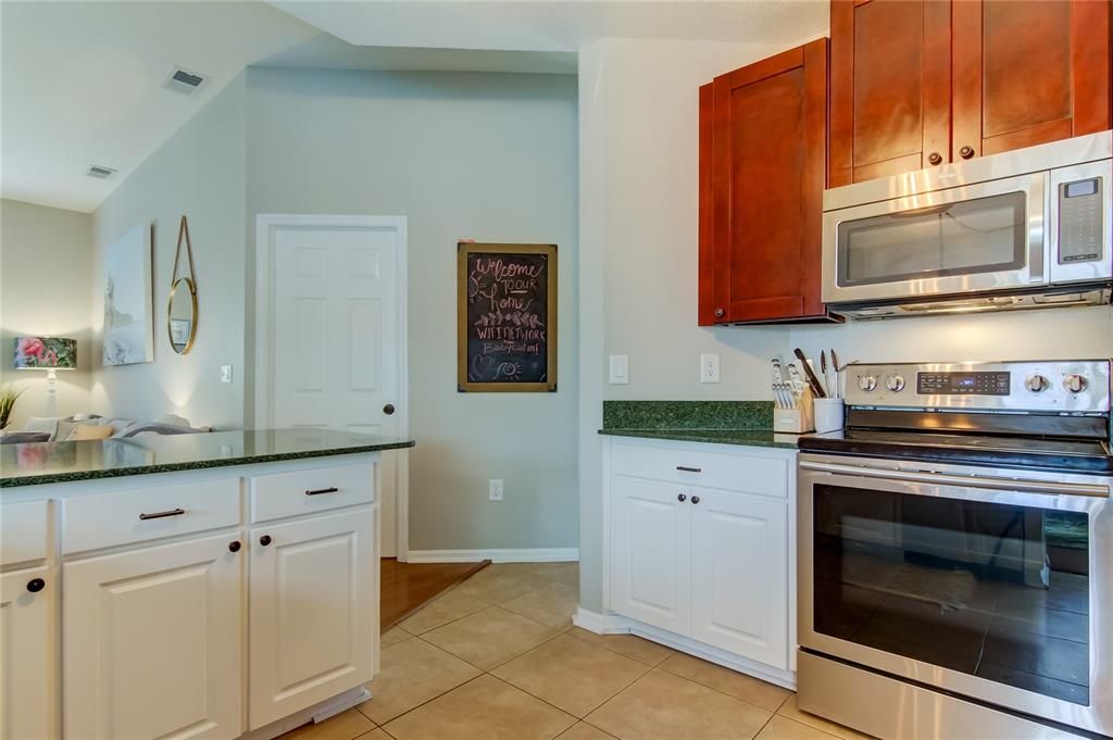 合同活跃: $4,000 (3 贝兹, 2 浴室, 1882 平方英尺)