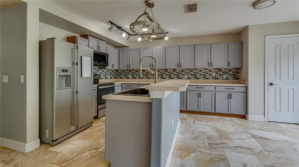 合同活跃: $385,000 (6 贝兹, 2 浴室, 2856 平方英尺)