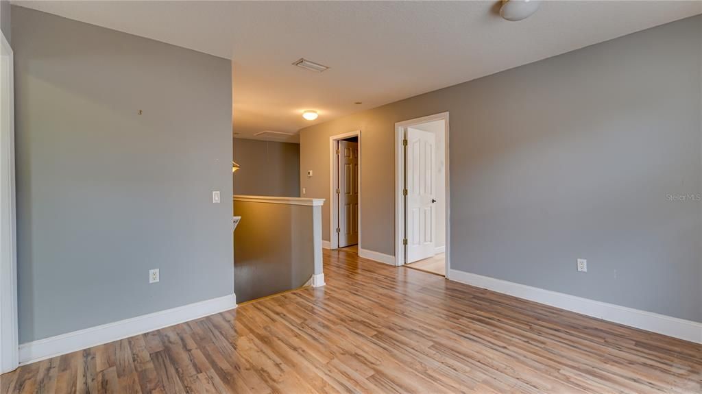 合同活跃: $385,000 (6 贝兹, 2 浴室, 2856 平方英尺)