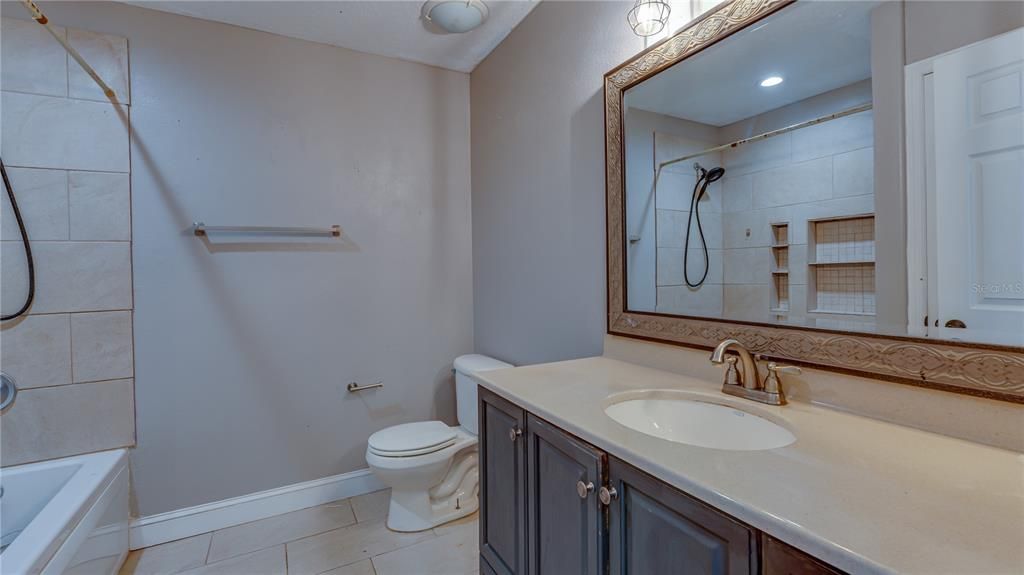 合同活跃: $385,000 (6 贝兹, 2 浴室, 2856 平方英尺)