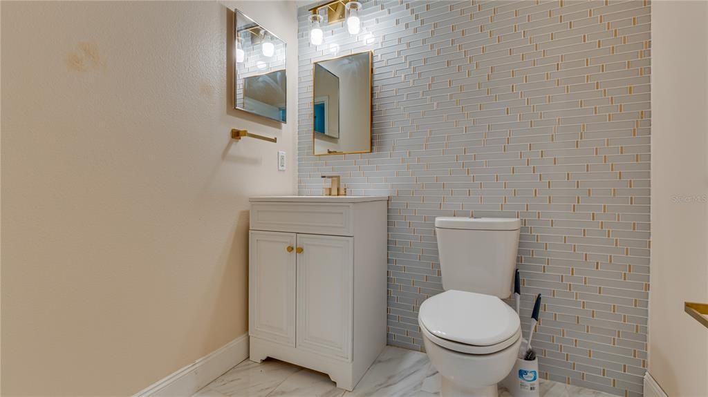 合同活跃: $385,000 (6 贝兹, 2 浴室, 2856 平方英尺)