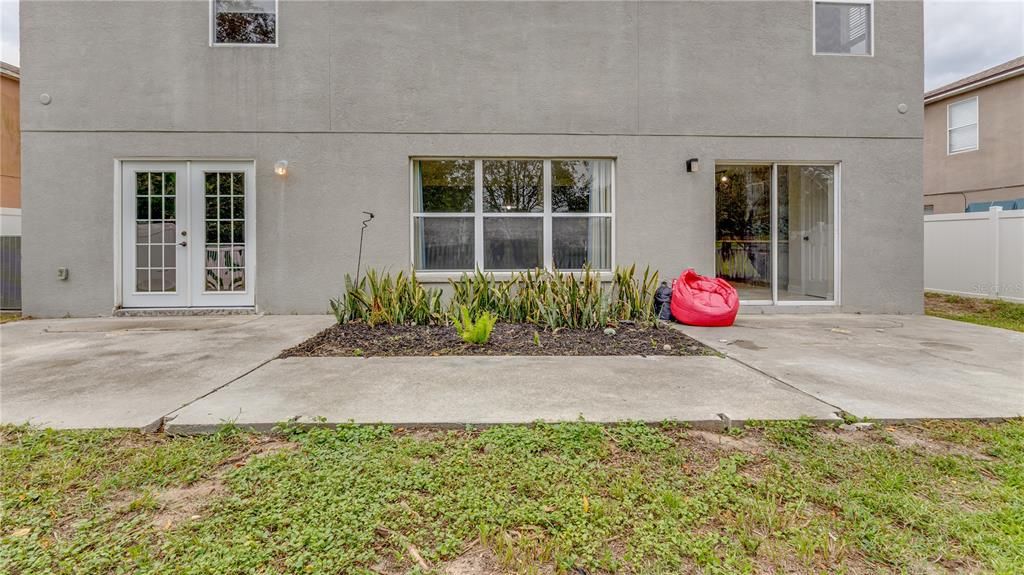 合同活跃: $385,000 (6 贝兹, 2 浴室, 2856 平方英尺)