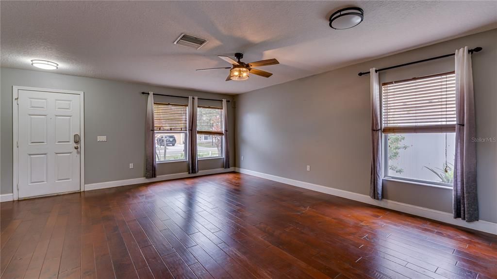 合同活跃: $385,000 (6 贝兹, 2 浴室, 2856 平方英尺)