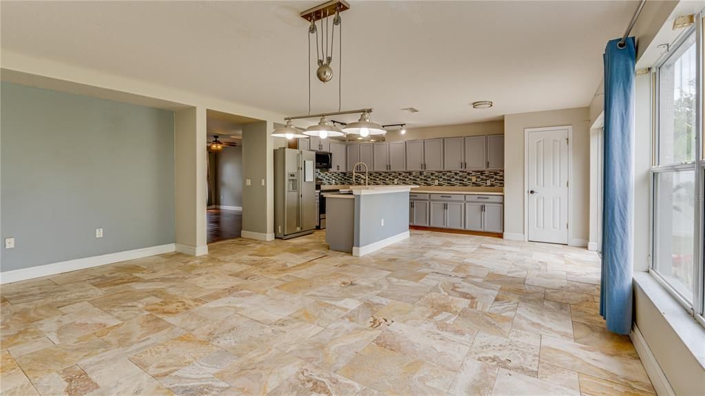 合同活跃: $385,000 (6 贝兹, 2 浴室, 2856 平方英尺)