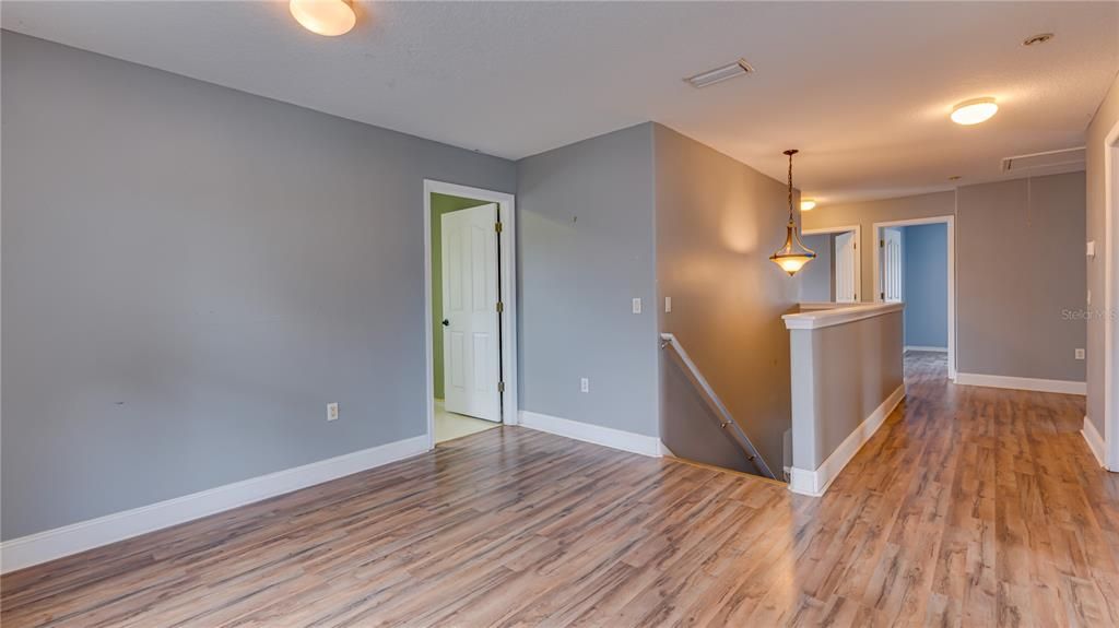 合同活跃: $385,000 (6 贝兹, 2 浴室, 2856 平方英尺)