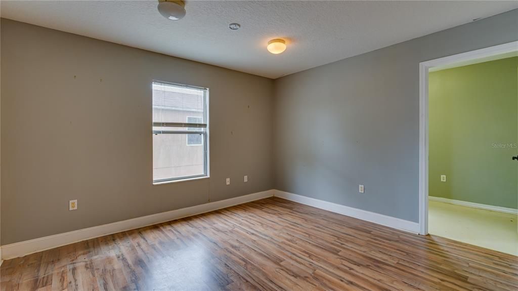 合同活跃: $385,000 (6 贝兹, 2 浴室, 2856 平方英尺)