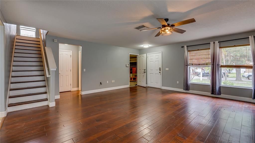 合同活跃: $385,000 (6 贝兹, 2 浴室, 2856 平方英尺)