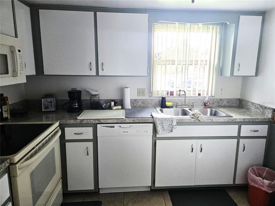 На продажу: $189,900 (2 спален, 2 ванн, 1164 Квадратных фут)