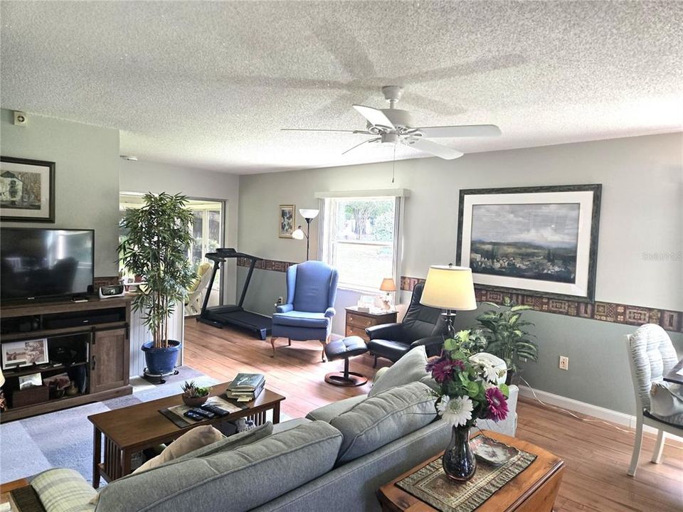 На продажу: $189,900 (2 спален, 2 ванн, 1164 Квадратных фут)