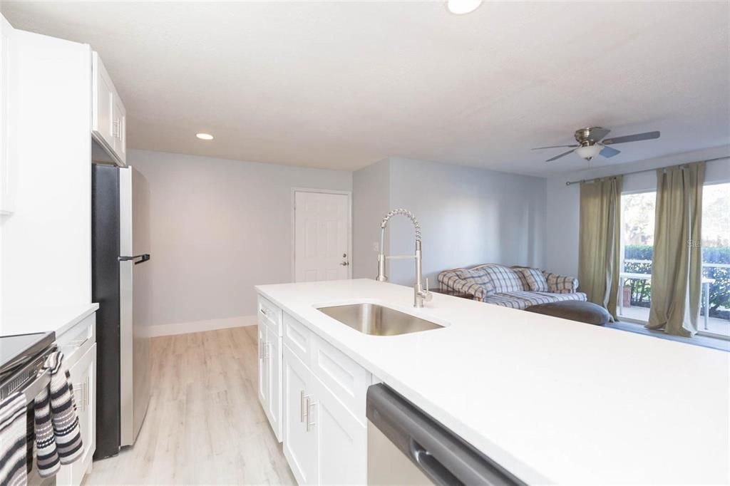 合同活跃: $139,900 (1 贝兹, 1 浴室, 738 平方英尺)