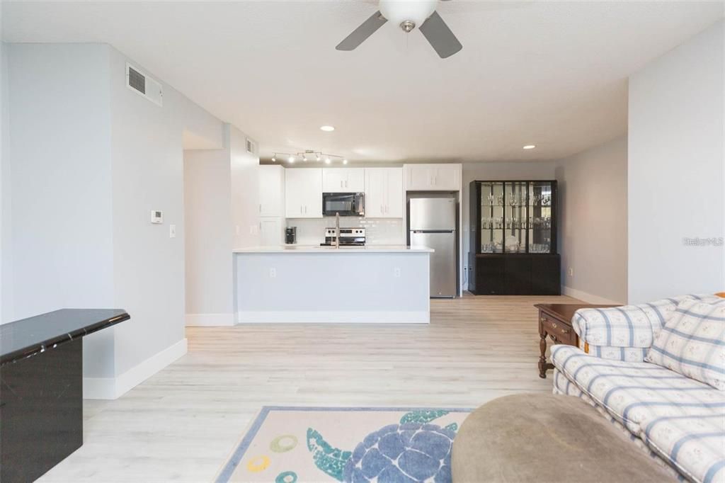 合同活跃: $139,900 (1 贝兹, 1 浴室, 738 平方英尺)