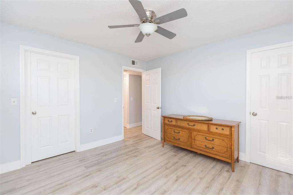 合同活跃: $139,900 (1 贝兹, 1 浴室, 738 平方英尺)