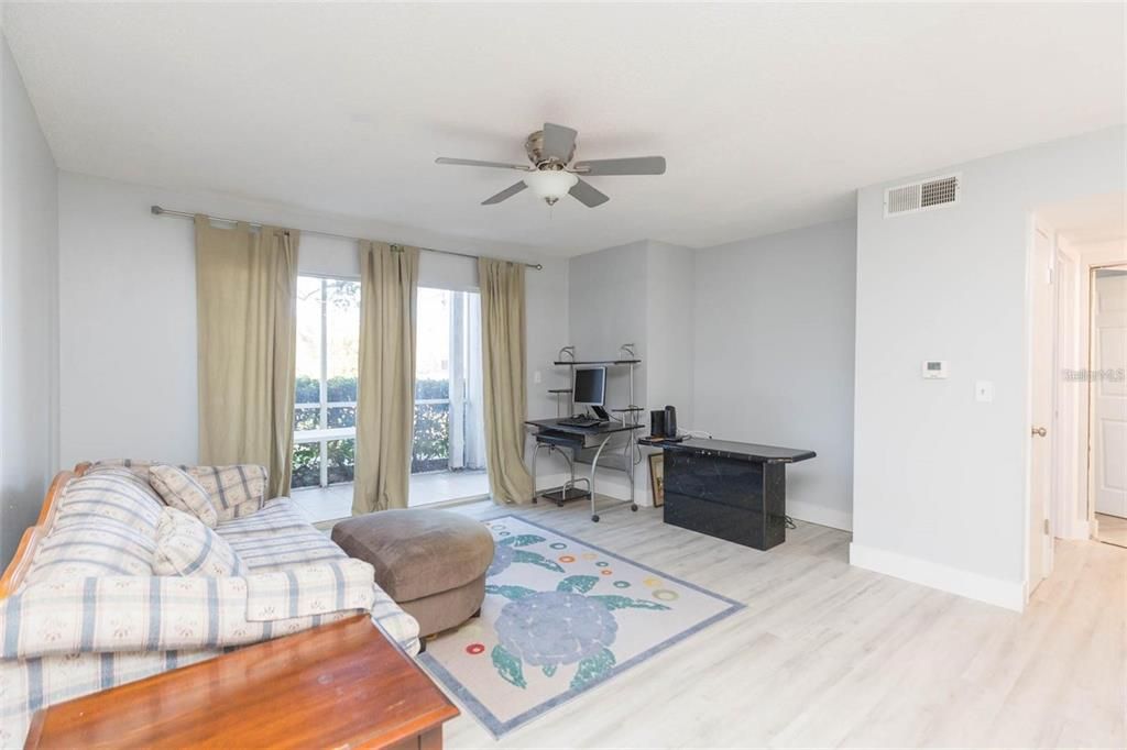 合同活跃: $139,900 (1 贝兹, 1 浴室, 738 平方英尺)