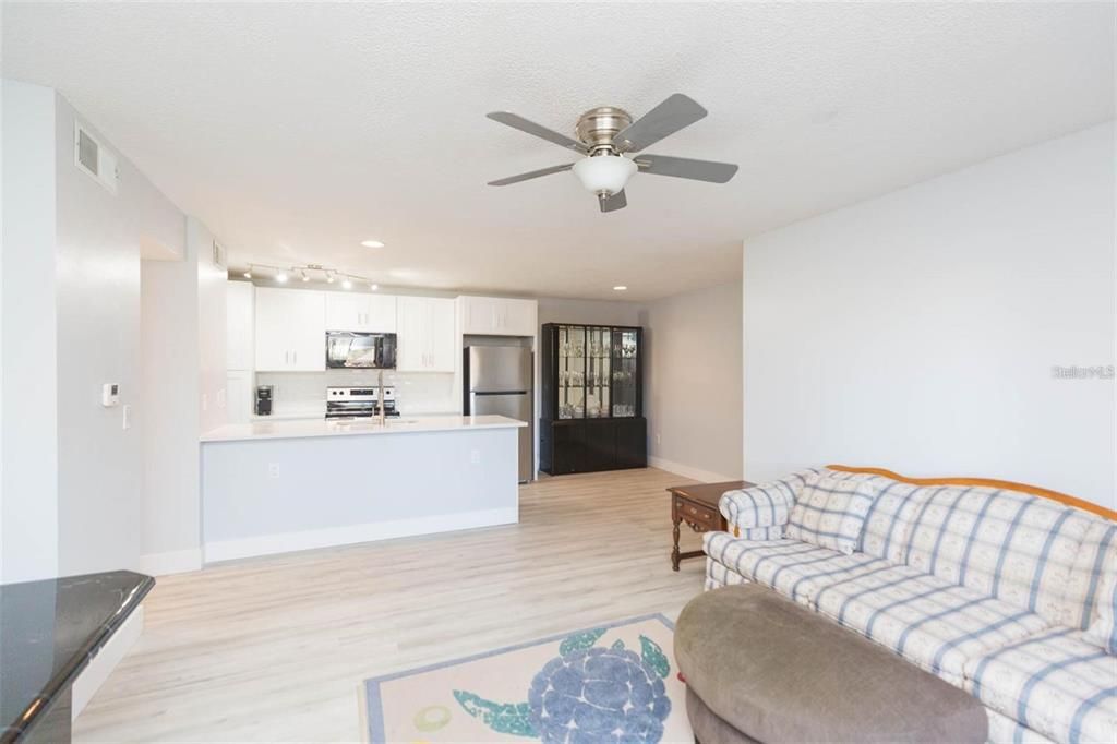 合同活跃: $139,900 (1 贝兹, 1 浴室, 738 平方英尺)