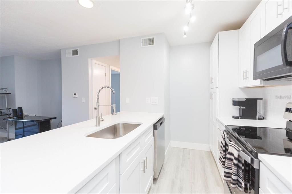 合同活跃: $139,900 (1 贝兹, 1 浴室, 738 平方英尺)