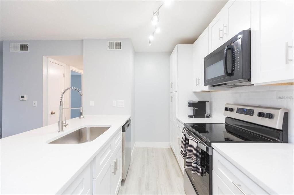 合同活跃: $139,900 (1 贝兹, 1 浴室, 738 平方英尺)