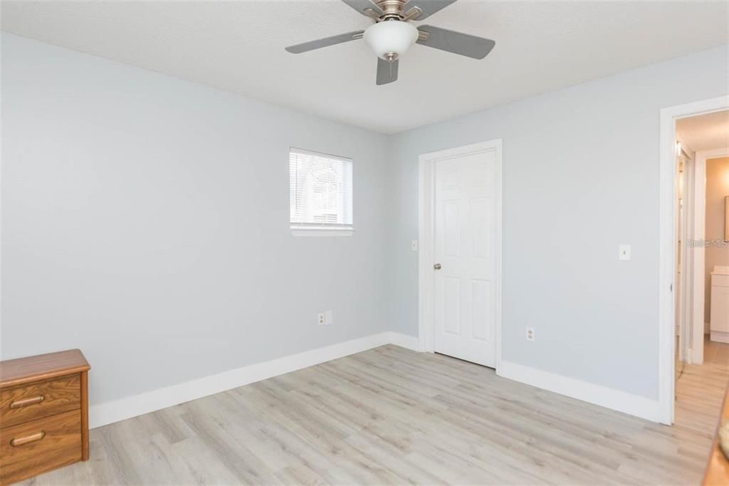 合同活跃: $139,900 (1 贝兹, 1 浴室, 738 平方英尺)