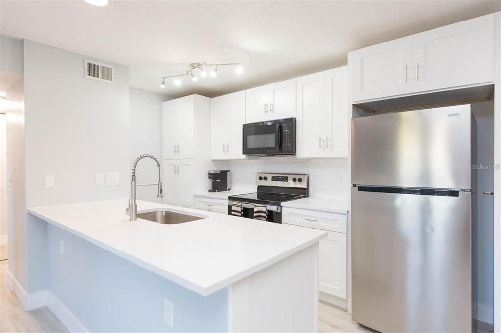 合同活跃: $139,900 (1 贝兹, 1 浴室, 738 平方英尺)