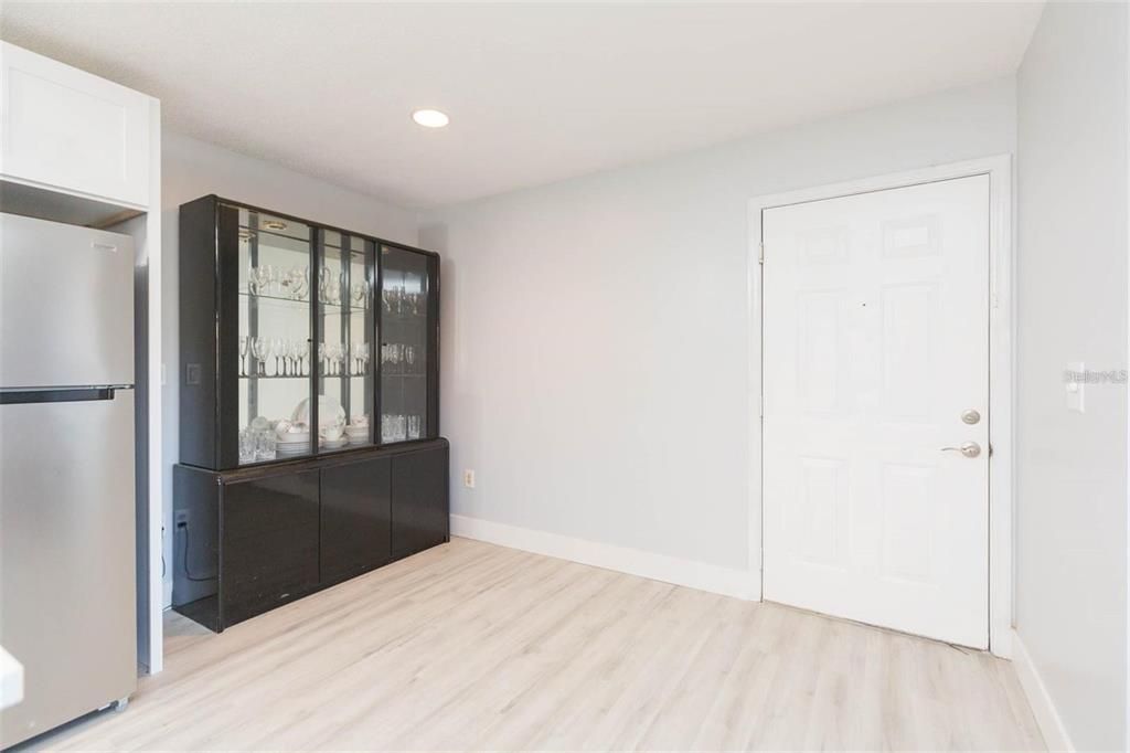 合同活跃: $139,900 (1 贝兹, 1 浴室, 738 平方英尺)