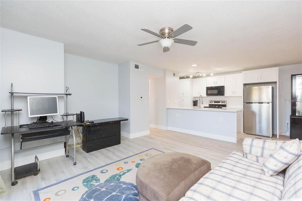 合同活跃: $139,900 (1 贝兹, 1 浴室, 738 平方英尺)