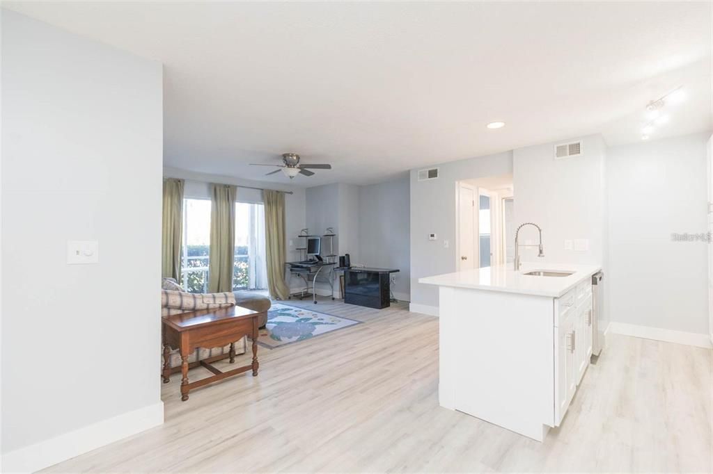 合同活跃: $139,900 (1 贝兹, 1 浴室, 738 平方英尺)